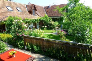 großzügige Frühstücksterrasse mit Blick in den Naturgarten