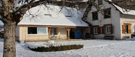 vue d'ensemble de la propriété sous la neige
