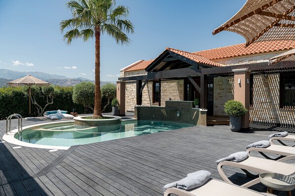 The 100 m2 property spreads in 2 levels and can comfortably accommodate 6 guests in its 3 bedrooms