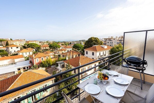 Balcony 1 dinner with view