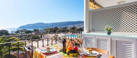 La terraza con vista al mar y piscina