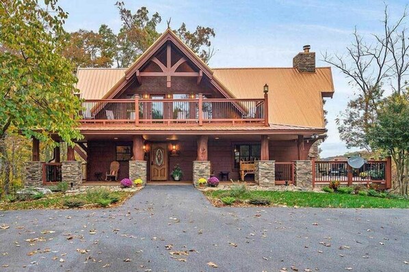 Exterior Smoky Mountains Big Cabin