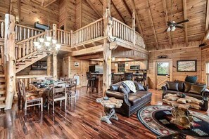 A Tennessee Smoky Mountains Large Cabin