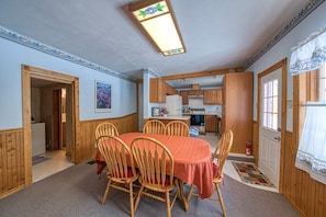 Dining Area- Seats 6