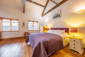 Waterside Barn, Binham: Master bedroom with 5' king-size bed