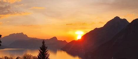 Blick von der Terasse auf den Pilatus, nach Bürgenstock und den Viewaldstätter See.