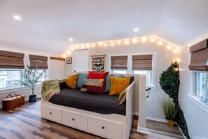 Upstairs-Daybed (Two twin mattresses next to each other on one level)