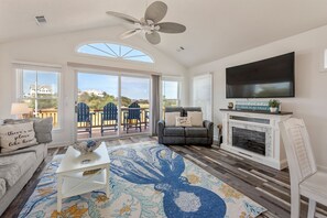 ML22: Freestyle Surf-Inn | Top Level Living Area