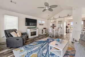 ML22: Freestyle Surf-Inn | Top Level Living Area