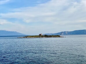 Blick von Strand auf die Insel