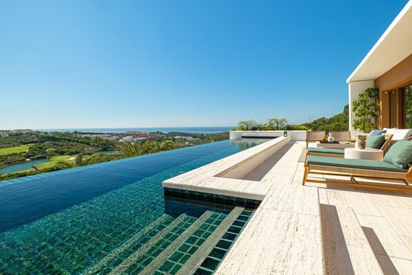Sun terrace with 13 meter infinity pool overlooking the 5 star golf course and the Costa del Sol