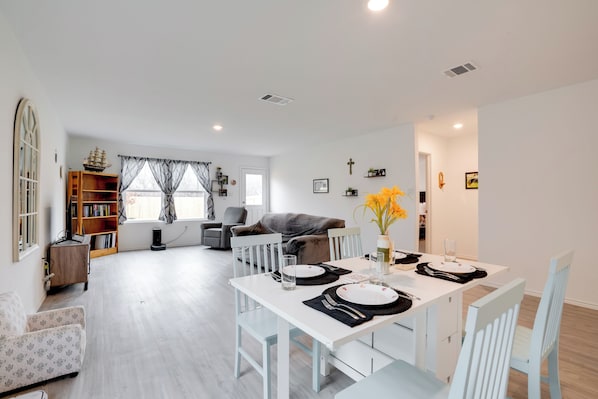 San Antonio Vacation Rental | 3BR | 2BA | 1,474 Sq Ft | 1 Exterior Step Required