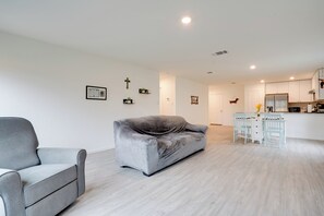 Living Room | Smart TV | Central Heating & Air Conditioning | Books