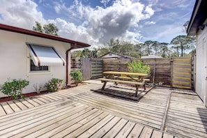 Private Deck & Outdoor Dining Area