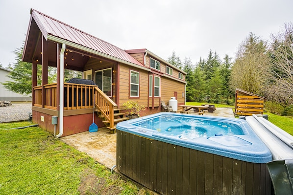 Outdoor spa tub