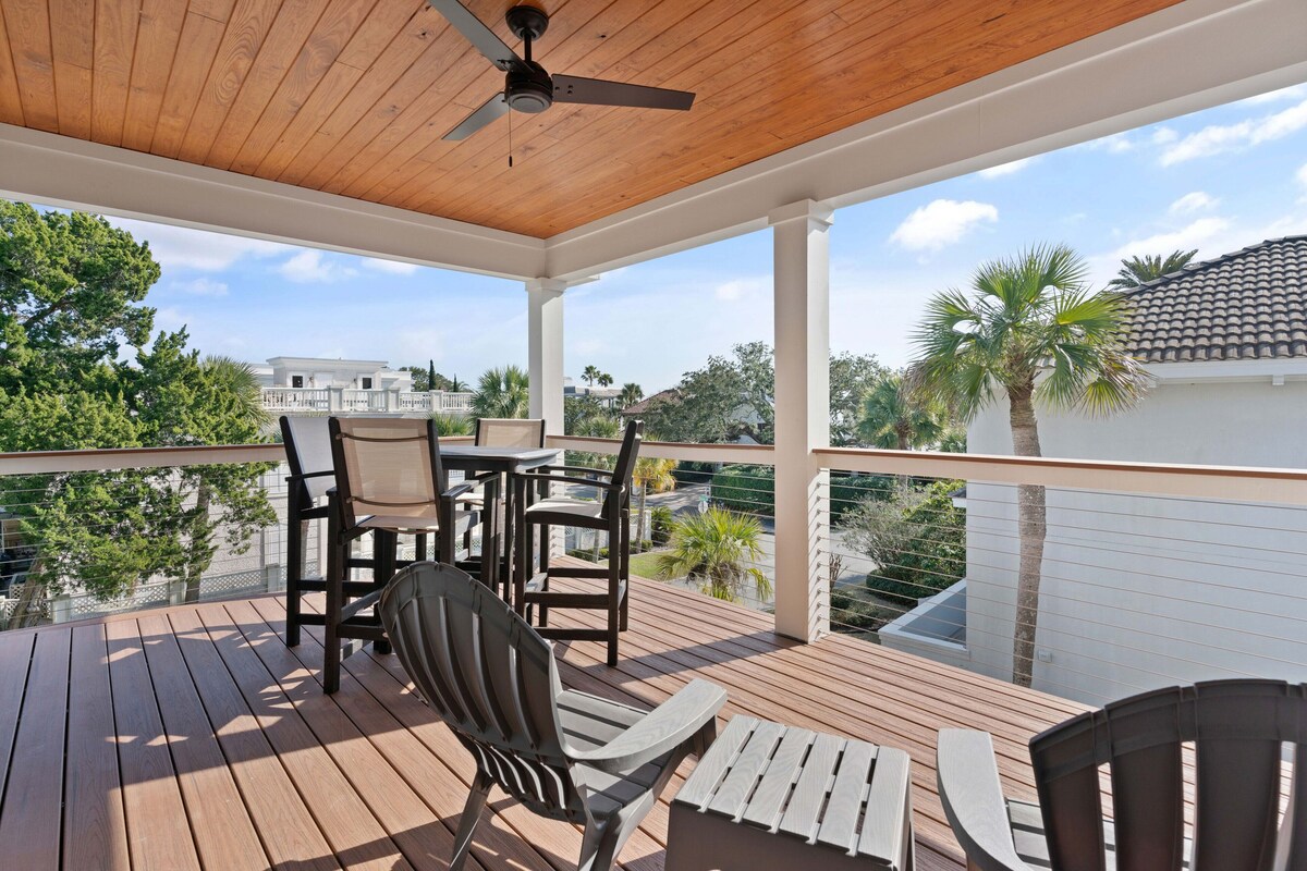 Walk to the Village, Pool, Putting Green – sleeps 10