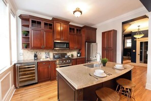 Full kitchen - wine fridge, stainless steel appliances