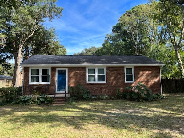 Peaceful, Private Home minutes to downtown Charleston and Folly Beach!