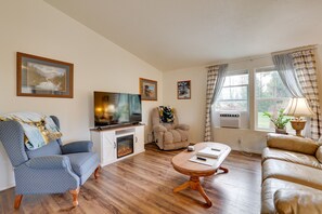 Living Room | Free WiFi | Smart TV | Electric Fireplace | Window A/C