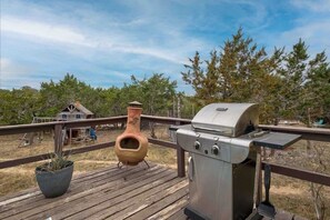 Grill area with seats for 4