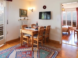 Bilderrahmen, Möbel, Eigentum, Tabelle, Holz, Interior Design, Wohnzimmer, Fussboden, Flooring, Hartholz