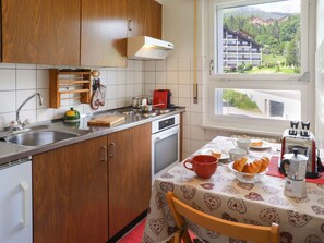 Cabinetry, Countertop, Spüle, Eigentum, Sinken, Möbel, Küchengerät, Küche, Herd, Holz