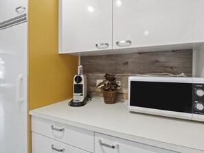 Cabinetry, Eigentum, Möbel, Weiss, Countertop, Küchengerät, Küche, Haushaltsgerät, Beleuchtung, Regale
