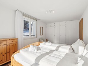 Wood, Furniture, Interior Design, Floor, Bedroom, Home, Ceiling, Flooring, Room, Bed