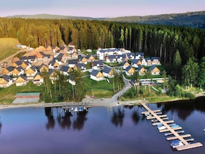 Wasser, Pflanze, Natürliche Landschaft, Baum, Natürlichen Umgebung, Gebäude, See, Wasserlauf, Haus, Bank