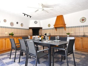 Tabelle, Countertop, Möbel, Eigentum, Küche, Stuhl, Cabinetry, Holz, Beleuchtung, Interior Design
