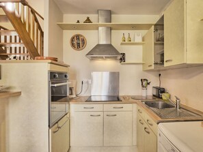 Cabinetry, Eigentum, Countertop, Spüle, Sinken, Gebäude, Küche, Holz, Küchengerät, Herd
