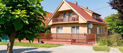 Pflanze, Himmel, Gebäude, Eigentum, Fenster, Haus, Baum, Grundstueck, Hütte, Nachbarschaft