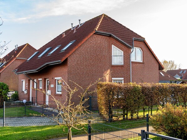 Pflanze, Himmel, Gebäude, Eigentum, Fenster, Wolke, Haus, Grundstueck, Baum, Gras