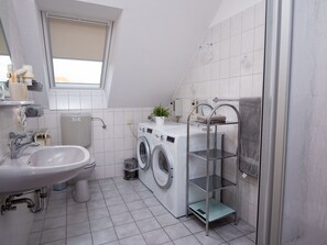 Zapfhahn, Spiegel, Armatur, Sinken, Bad Sink, Interior Design, Badezimmer, Die Architektur, Fussboden, Wand