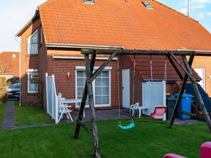 Eigentum, Gebäude, Himmel, Schatten, Fenster, Holz, Hütte, Gras, Abstellgleis, Fassade