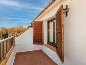 Wood, Composite Material, Wood Stain, Apartment, Hardwood, Daylighting, Balcony, Paint, Home Door