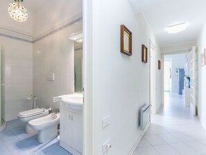 Miroir, Propriété, Bâtiment, Luminaire Plomberie, Évier, Robinet, Éclairage, Design Intérieur, Salle De Bains, Siège De Toilette