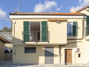 Cielo, Nube, Propiedad, Edificio, Ventana, Azul, Azur, Madera, Sombra, Diseño Urbano