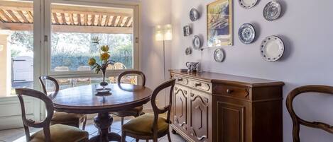 Table, Meubles, Propriété, Chaise, Bleu Azur, Bois, Design Intérieur, Architecture, Sol, Cabinetry