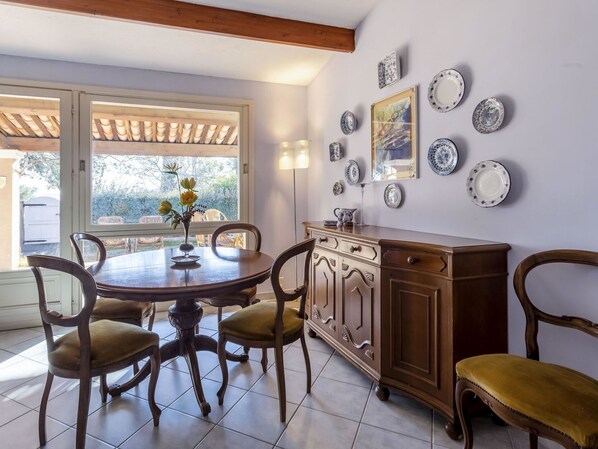 Table, Meubles, Propriété, Chaise, Bleu Azur, Bois, Design Intérieur, Architecture, Sol, Cabinetry