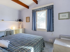 Meubles, Propriété, Fenêtre, Bâtiment, Bleu Azur, Confort, Bois, Cadre, Ombre