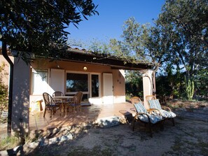 Plante, Ciel, Bâtiment, Fenêtre, Ombre, Chalet, Arbre, Table, Porte, Loisir