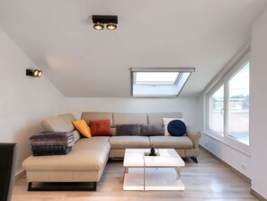 Canapé, Table, Meubles, Fenêtre, Bâtiment, Confort, Bois, Cadre, Canapé-Lit, Oreiller