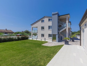 Pflanze, Himmel, Gebäude, Fenster, Grundstueck, Haus, Urban Design, Baum, Gras, Hütte