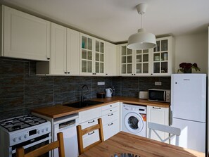 Cabinetry, Countertop, Kitchen Sink, Property, Sink, Tap, Kitchen Stove, Kitchen, Wood, Home Appliance