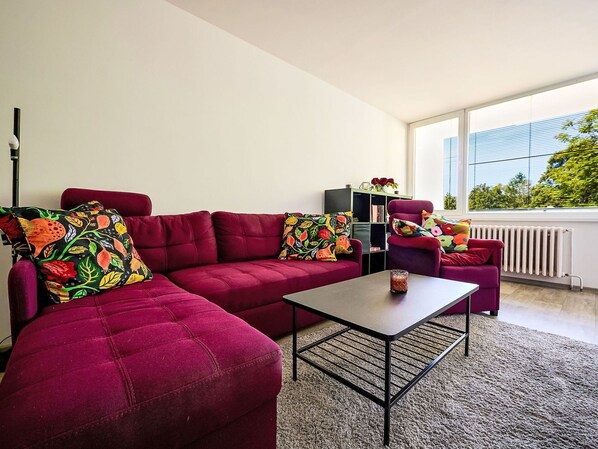 Furniture, Table, Couch, Property, Window, Comfort, Rectangle, Studio Couch, Interior Design, Wood
