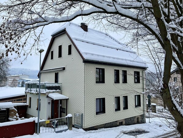 Bâtiment, Neige, Fenêtre, Propriété, Ciel, Arbre, Maison, Brindille, Plante, Gelé