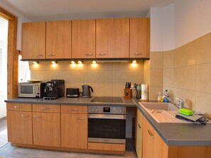 Cabinetry, Comptoir, Evier, Propriété, Cuisinière, Cuisine, Appareil De Cuisine, Électroménager, Évier, Bois