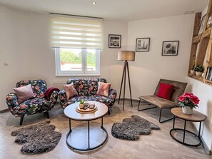 Meubles, Propriété, Cadre, Fenêtre, Table, Design Intérieur, Canapé, Éclairage, Bois, Sol