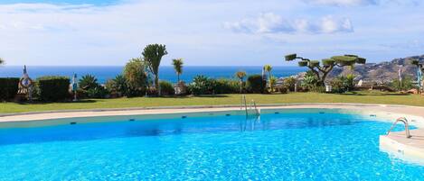 Water, Sky, Cloud, Water Resources, Plant, Blue, Natural Landscape, Azure, Swimming Pool, Tree